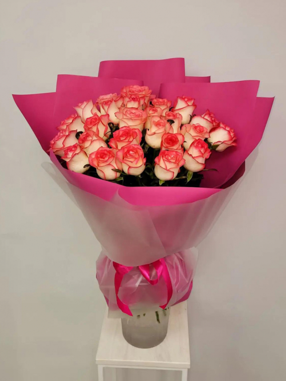 Букет из 25 высоких роз Джумелия